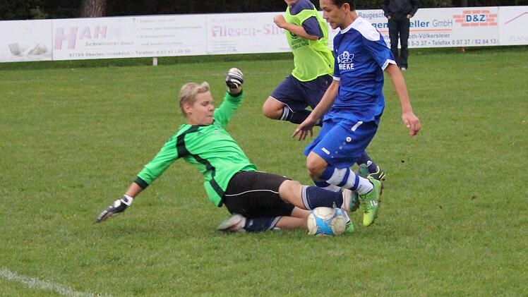 Hussein Akbari wird vom Torwart der SG Wartmannsroth gebremst. Foto: Gerald Betz