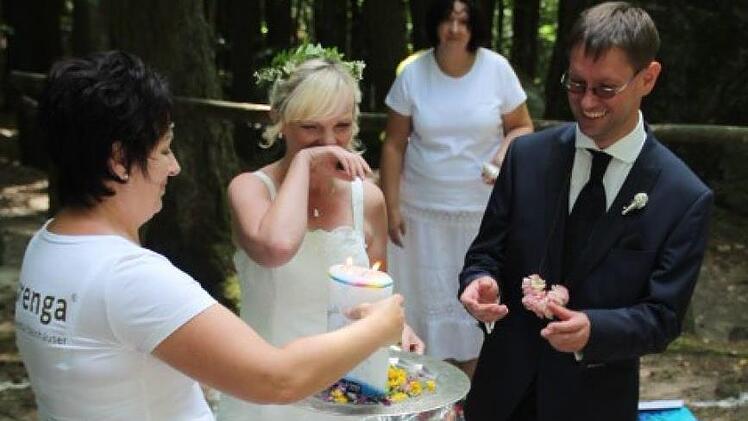 Daniela (vorne, mitte) und Andreas Hahn (rechts) aus Johannisthal haben sich für eine schamanische Hochzeit entschieden.