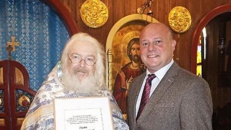 Bürgermeister Georg Seiffert verlieh an Pfarrer Fjodor Hölldobler die Bürgermedaille der Stadt Bischofsheim.  Foto: Marion Eckert