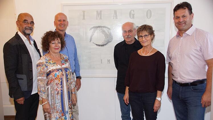 In Oberschwappach ist bis zum 21. Oktober die Ausstellung "Imago" von Norbert Nolte zu sehen. Unser Bild zeigt von links das Galeristen-Ehepaar Egon und Eleonore Stumpf, Bürgermeister Stefan Paulus, Norbert und Marianne Nolte und Zweiten Bürgermeister Bernhard Jilke.Sabine Weinbeer