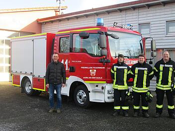 Über das neue Auraer Feuerwehrfahrzeug freuen sich (v. l.) Bürgermeister Thomas Hack, die Kommandanten Johannes Kaiser und Marcel Weißensel sowie Maschinist Daniel Kaiser.  Foto: Winfried Ehling