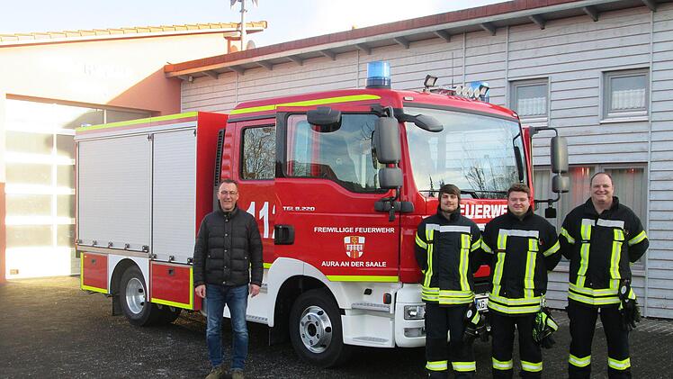 Über das neue Auraer Feuerwehrfahrzeug freuen sich (v. l.) Bürgermeister Thomas Hack, die Kommandanten Johannes Kaiser und Marcel Weißensel sowie Maschinist Daniel Kaiser.  Foto: Winfried Ehling