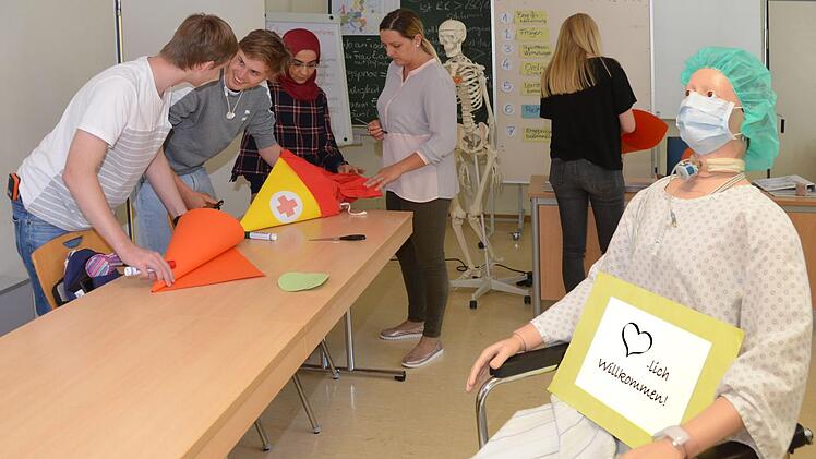 Für die neuen Krankenpflegeschüler, die am 1. Oktober ihre dreijährige Ausbildung am Helios St. Elisabeth-Krankenhaus beginnen, basteln die derzeitigen Schüler schon mal Schultüten. Bei einem Schnuppernachmittag konnten sich Berufsanfänger sowohl in der Schule wie auch in der Klinik informieren.  Foto: Peter Rauch