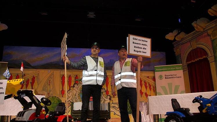 Edgar Böhmer (rechts) und Jörg Deinlein spielten im Sketch zwei Bauern auf einer Demo.Joseph Beck
