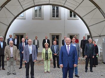 21 Kreistagsmitglieder schieden zum Ende der Wahlperiode 2014 bis 2020 aus dem Gremium aus. Die Ehrungen fanden jetzt in der Hammelburger Musikakademie statt.  Foto: Isolde Krapf