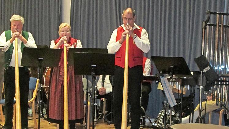 Das Seniorenorchester hat auch das Alphorn als Instrument für sich entdeckt, das (v. l.) Wolfgang Fella, Ingrid Schubert und Bruno Diem einsetzten.