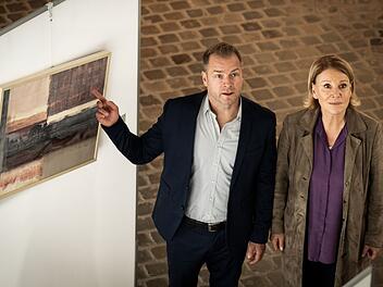 Ansehen, nicht anfassen: Davon l&auml;sst sich doch ein J&uuml;rgen Simmel (Hinnerk Sch&ouml;nemann) nicht beeindrucken. Gemeinsam mit Kollegin Marie Brand (Mariele Millowitsch) ermittelt er nach dem Mord an Museumsdirektor Krull vor Ort und nimmt alles ganz genau unter die Lupe.