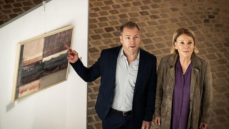 Ansehen, nicht anfassen: Davon l&auml;sst sich doch ein J&uuml;rgen Simmel (Hinnerk Sch&ouml;nemann) nicht beeindrucken. Gemeinsam mit Kollegin Marie Brand (Mariele Millowitsch) ermittelt er nach dem Mord an Museumsdirektor Krull vor Ort und nimmt alles ganz genau unter die Lupe.