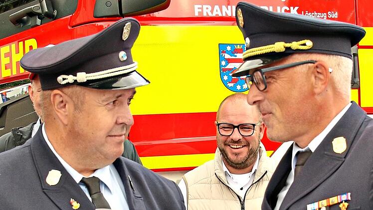 Kreisbrandrat Stefan P&uuml;ls (rechts) zeichnet Oliver Rupp mit dem Ehrenkreuz in Silber des Bayerischen Feuerwehrverbandes aus.