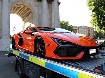 Londoner Polizei beschlagnahmt Dutzende Luxusautos