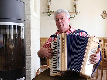 Ein Franke durch und durch und ein Vollblutmusiker - Bernd Hartmann aus Stegaurach. Jetzt hat er dem Presack und dem Bier je ein eigenes Lied gewidmet. Foto Matthias Hoch