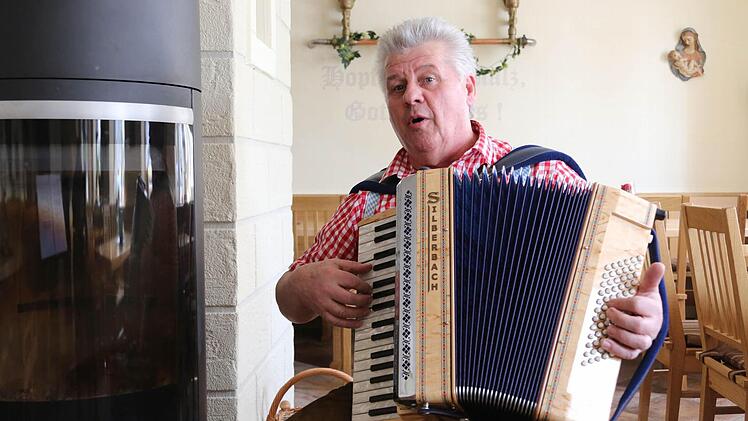 Ein Franke durch und durch und ein Vollblutmusiker - Bernd Hartmann aus Stegaurach. Jetzt hat er dem Presack und dem Bier je ein eigenes Lied gewidmet. Foto Matthias Hoch