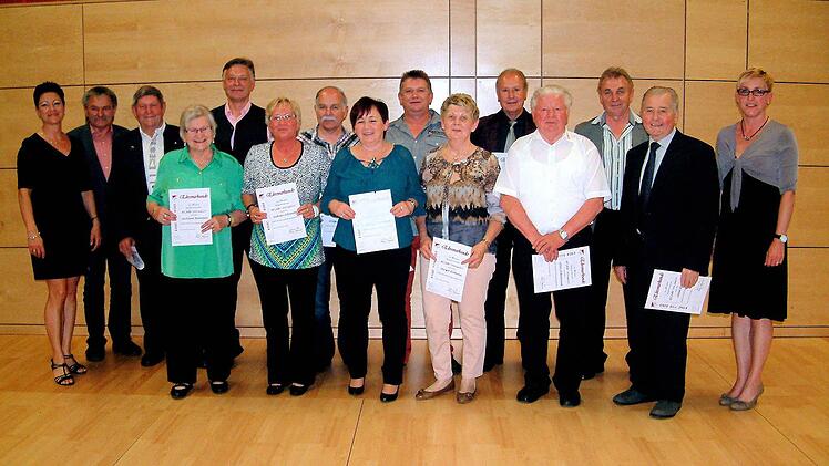 Für 45 bzw. 40 Jahre Mitgliedschaft wurden von den Vereinsvorsitzenden Antonie Bergmann (links) und Karin Albert (rechts) diese Mitglieder ausgezeichnet: Weiter von links: Ernst Albert, Otto Schroll, Gerda Beuerlein, Eberhard Mühlfelder, Gudrun Schneider, Wolfgang Linke, Sigrid Ankenbrand, Udo Beuerlein, Margot Hofmann, Heinz Harzm,ann, Albin Ankenbrand, Franz Hofmann und Alfred Klauer.