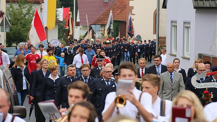 Der von der Obererthaler Dorfmusik angeführte Festzug.