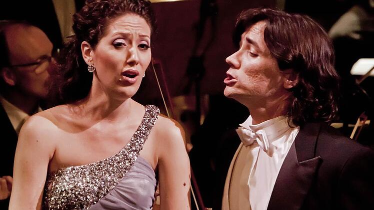 Der Gala-Abend wird zum Stelldichein neuer Künstler: Die Sopranistin Ana Cvetcovic-Stojnic und José Manuel. Foto: Jochen Berger