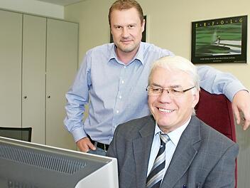 Otto Tröppner am Schreibtisch mit seinem Nachfolger Norbert Stoll  Foto: Evi Seeger