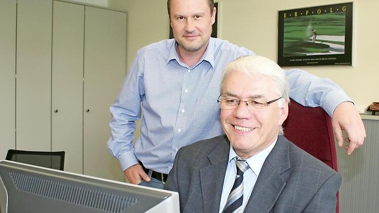 Otto Tröppner am Schreibtisch mit seinem Nachfolger Norbert Stoll  Foto: Evi Seeger