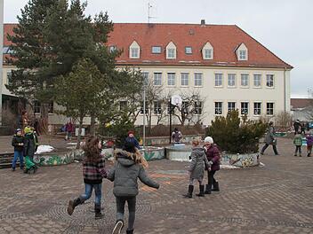 Der Pausenhof und das Dach des Altbaus (im Hintergrund) der Grund und Mittelschule Mainleus bedürfen einer Sanierung. Foto: Jürgen Gärtner