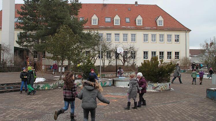 Der Pausenhof und das Dach des Altbaus (im Hintergrund) der Grund und Mittelschule Mainleus bedürfen einer Sanierung. Foto: Jürgen Gärtner