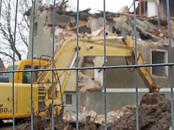 Der Abriss der KWG-Wohnungen in der Rodacher Straße im Winter 2013/2014 - dort wo die neue Kronacher Feuerwache entstehen soll - erfolgte hinter einem Sicherheitszaun. Vor der Entscheidung über den Vorentwurf für die Feuerwache wurde vom Ratsgremium - oder wenigstens Teilen davon - gegenüber den Medien eine Informationsabsperrung errichtet.  Foto: Archiv/Marco Meißner