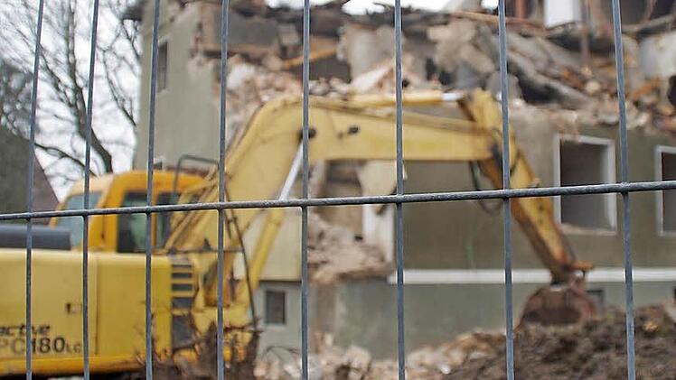 Der Abriss der KWG-Wohnungen in der Rodacher Straße im Winter 2013/2014 - dort wo die neue Kronacher Feuerwache entstehen soll - erfolgte hinter einem Sicherheitszaun. Vor der Entscheidung über den Vorentwurf für die Feuerwache wurde vom Ratsgremium - oder wenigstens Teilen davon - gegenüber den Medien eine Informationsabsperrung errichtet.  Foto: Archiv/Marco Meißner