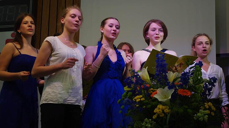 Der Chor bei seinem Auftritt Foto: Heike Schülein