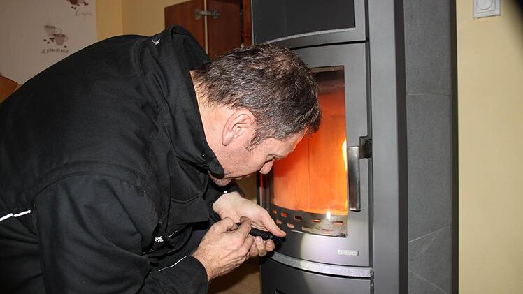 Der Bad Kissinger Bezirkskaminkehrermeister Andreas Binder überpfüft auch neue Kaminöfen auf ihre Zertifizierung.  Foto: Anja Greiner