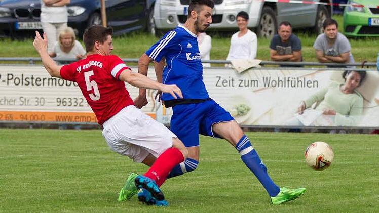 Einen Schritt zu weit weg ist hier der Buchbacher David Klug (rot) - Kevin van B&uuml;rck nutzt das zu einem weiteren Treffer.  Foto: Wei&szlig;