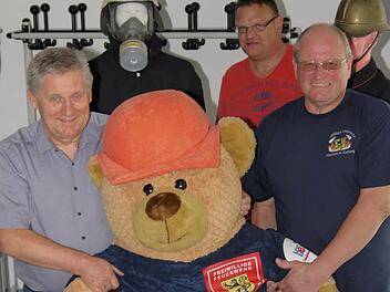 Alle mal anpacken: Manfred Lorenz, Andreas Steller und Manfred Maaser (von links) fangen schon einmal mit den Vorbereitungen für den "Tag der offenen Tür" der Neustadter Feuerwehr an. Foto: Berthold Köhler