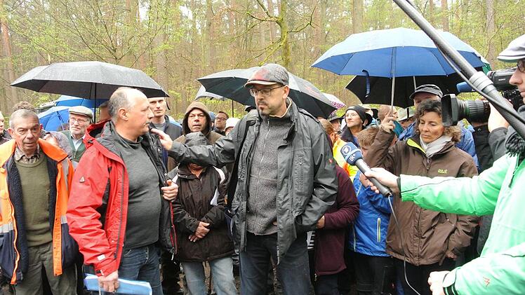 Rechtlervorsitzender Werner Rümer (mit Schirmmütze) versucht Berthold Amling zu beruhigen.