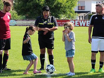 Romy (2. v. l.) und Nele übernahmen den ersten Anstoß. Foto: Johanna Blum
