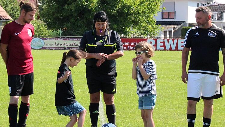 Romy (2. v. l.) und Nele übernahmen den ersten Anstoß. Foto: Johanna Blum
