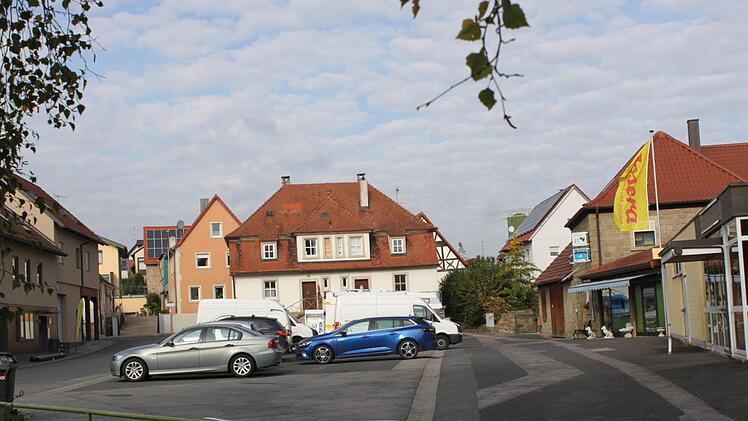 In die geplanten Umgestaltungen in Knetzgau fällt unter anderem der Platz am Schafhof am alten Rathaus.  Christiane Reuther