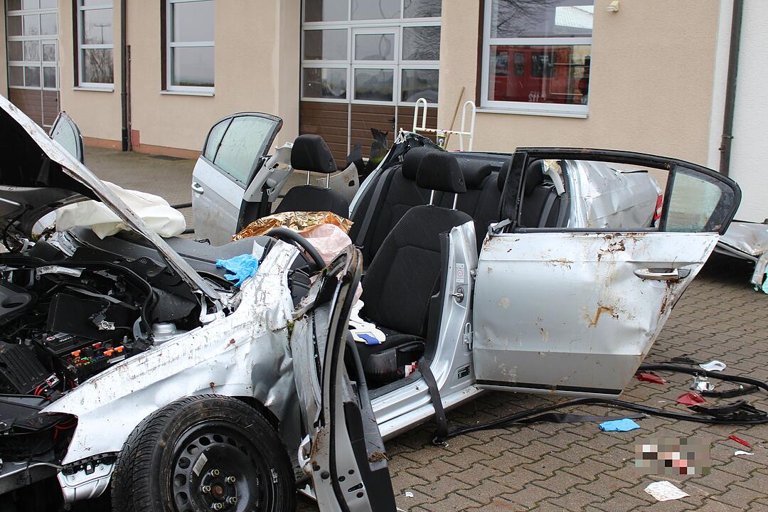 Landkreis Fürth: Auto überschlägt sich - 42-Jähriger lebensgefährlich verletzt