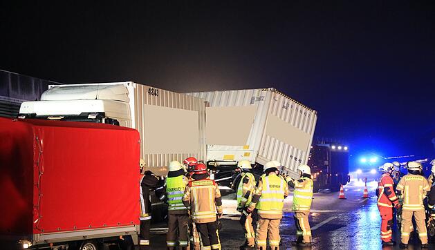 Lkw kommt auf A73 ins Schleudern - Anh&auml;nger stellt sich quer