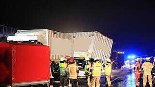 Lkw kommt auf A73 ins Schleudern - Anh&auml;nger stellt sich quer