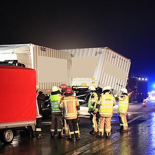 Lkw kommt auf A73 ins Schleudern - Anhänger stellt sich quer
