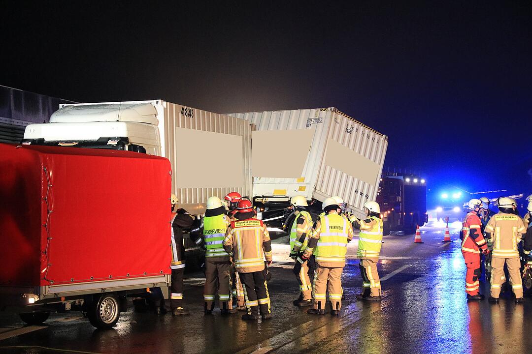 Lkw kommt auf A73 ins Schleudern - Anhänger stellt sich quer