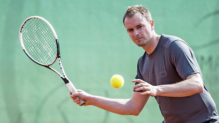 Der Quereinsteiger und Kapitän Thorsten Kalb, Landesliga-Volleyballer beim TVH, erzielte bei seinem ersten offiziellen Tennismatch Siege im Einzel und Doppel. Foto: Rene Ruprecht