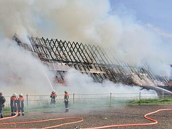 In Altershausen steht ein Pferdestall im Vollbrand. Alle Tiere konnten gerettet werden. Fotos: Mark Oliva