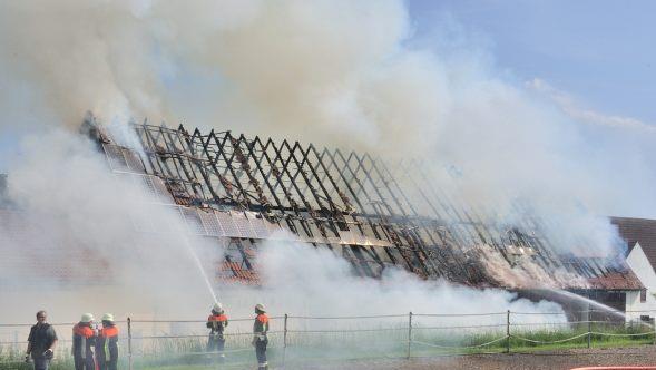 In Altershausen steht ein Pferdestall im Vollbrand. Alle Tiere konnten gerettet werden. Fotos: Mark Oliva