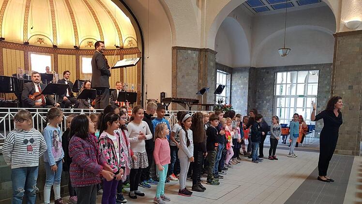 Während ihres Besuchs wirkten die Schüler der Bad Kissinger Sinnberg-Grundschule beim Konzert der Staatsbad-Philharmonie mit. Ursula Hammer