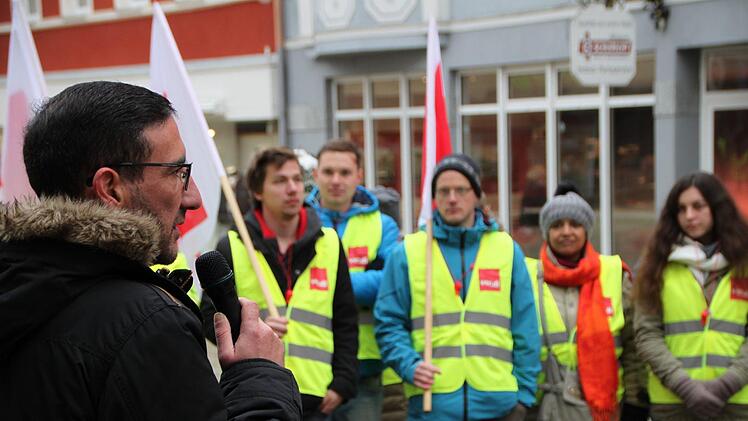 Etwa 40 Mitarbeiter der Stadtwerke versammelten sich am 2. November zum Warnstreik. Foto: Ulrike Müller