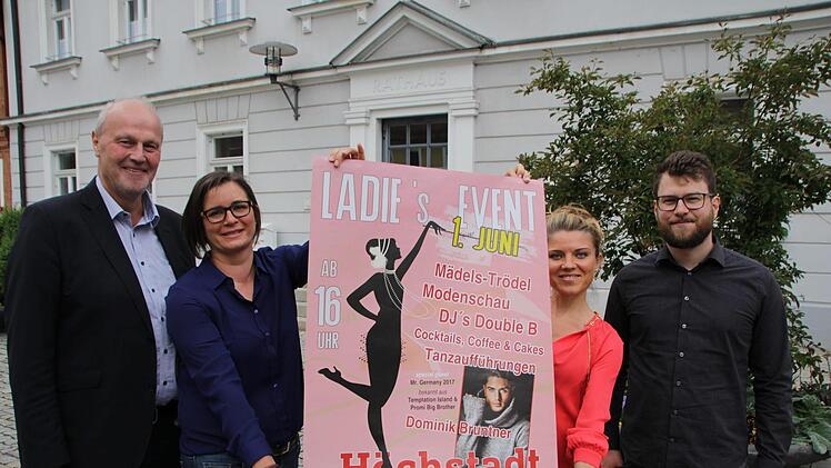 Die beiden Organisatorinnen Mechthild Weishaar-Glab (links) und Julia Eckermann bekommen für ihre Veranstaltung am 1. Juni Unterstützung von der Stadt durch Bürgermeister Gerald Brehm (links außen) und Stadtmarketing-Manager Thomas Oppelt.  Foto: Andreas Dorsch