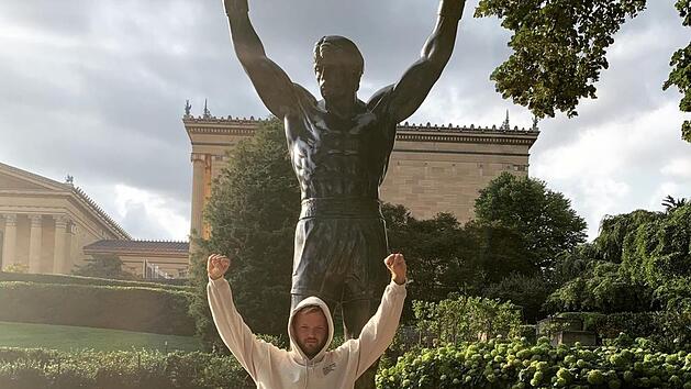 Kevin Krawietz an der ber&uuml;hmtem "Rocky-Treppe" und vor der Statue des Boxers in Philadelphia.  Fotos: privat
