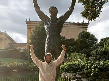 Kevin Krawietz an der berühmtem "Rocky-Treppe" und vor der Statue des Boxers in Philadelphia.  Fotos: privat