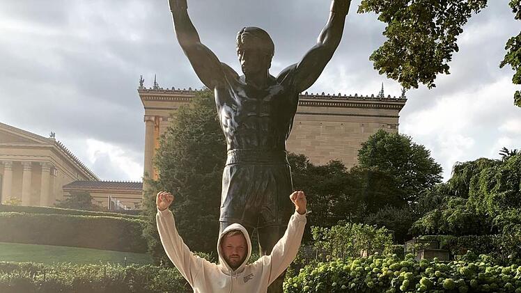Kevin Krawietz an der berühmtem "Rocky-Treppe" und vor der Statue des Boxers in Philadelphia.  Fotos: privat