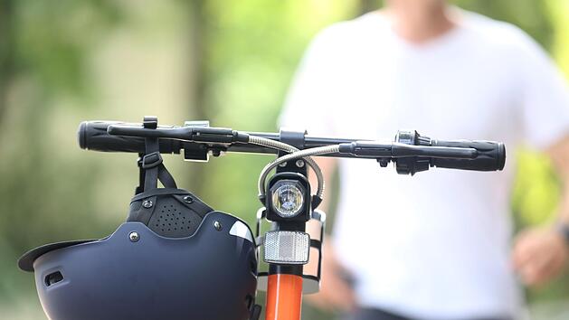 Unfall auf Schulweg im Kreis Aschaffenburg: 14-J&auml;hriger auf E-Scooter von Auto erfasst