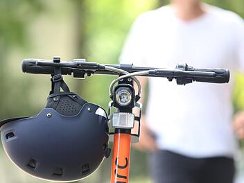 Unfall auf Schulweg im Kreis Aschaffenburg: 14-Jähriger auf E-Scooter von Auto erfasst