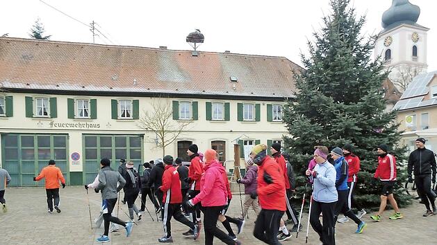 Am Marktplatz in M&uuml;hlhausen machten sich L&auml;ufer und Walker gemeinsam auf den Weg, um ihre zehn und 6,7 Kilometer langen Strecken zu bew&auml;ltigen.  Fotos: Britta Schnake